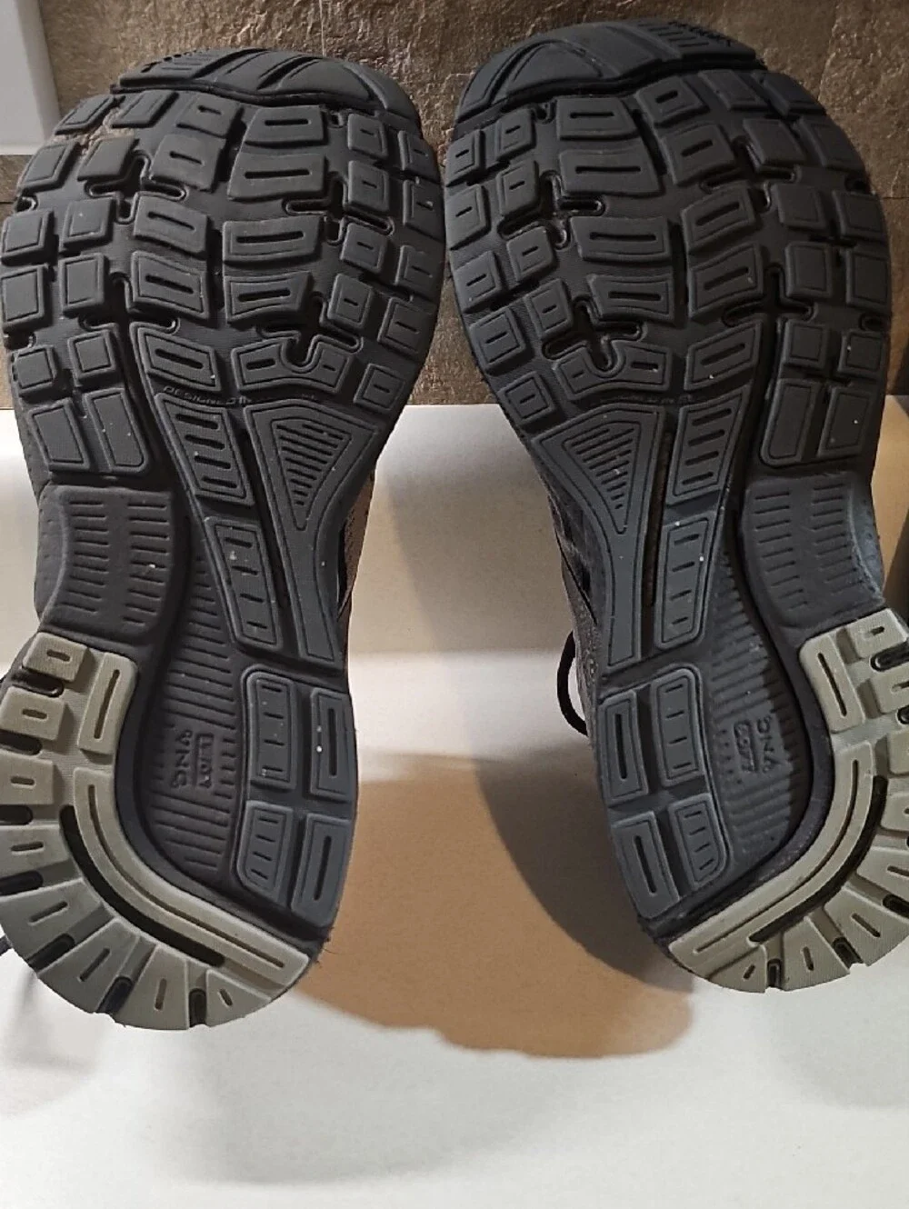 Brooks Men's Grey and Black Athletic Running Shoes